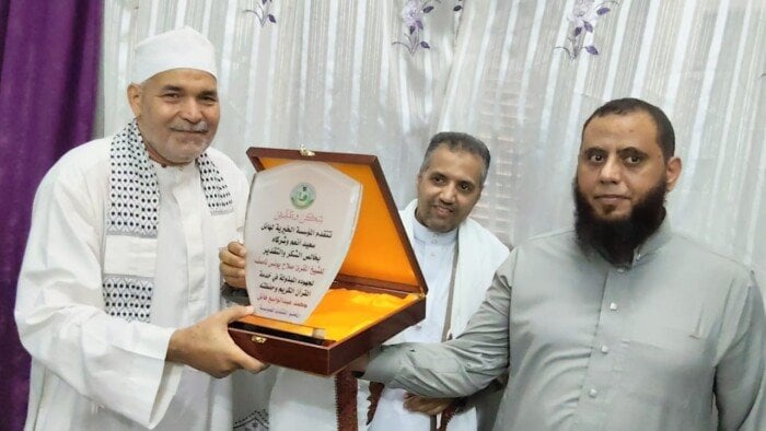 24 عامًا في خدمة القرآن الكريم.. وفد يمني يُكرم الشيخ صلاح ناصف بمحافظة الغربية (صور)