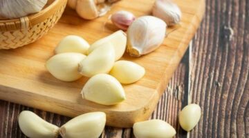 يقوي المناعة ويقي من السرطان.. ما هي فوائد تناول فص ثوم نيء يوميًا؟