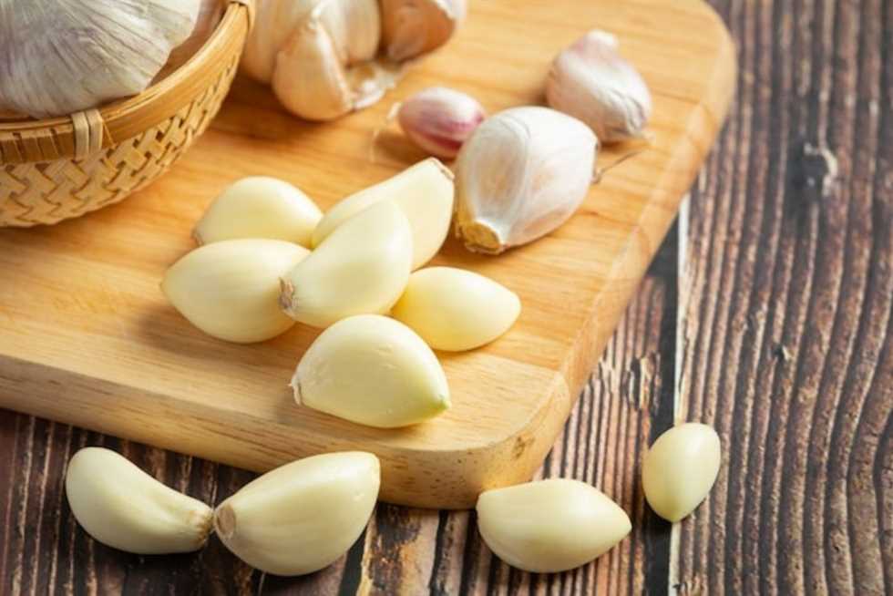 يقوي المناعة ويقي من السرطان.. ما هي فوائد تناول فص ثوم نيء يوميًا؟
