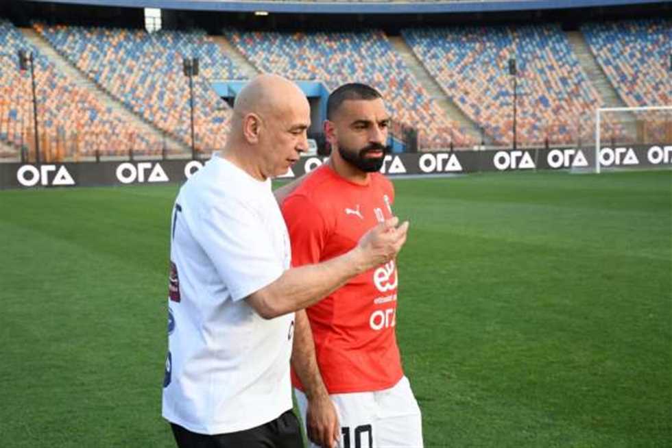 «قيمتك أكبر من أي جائزة».. رسائل حسام حسن لـ محمد صلاح بعد خسارته للكرة الذهبية