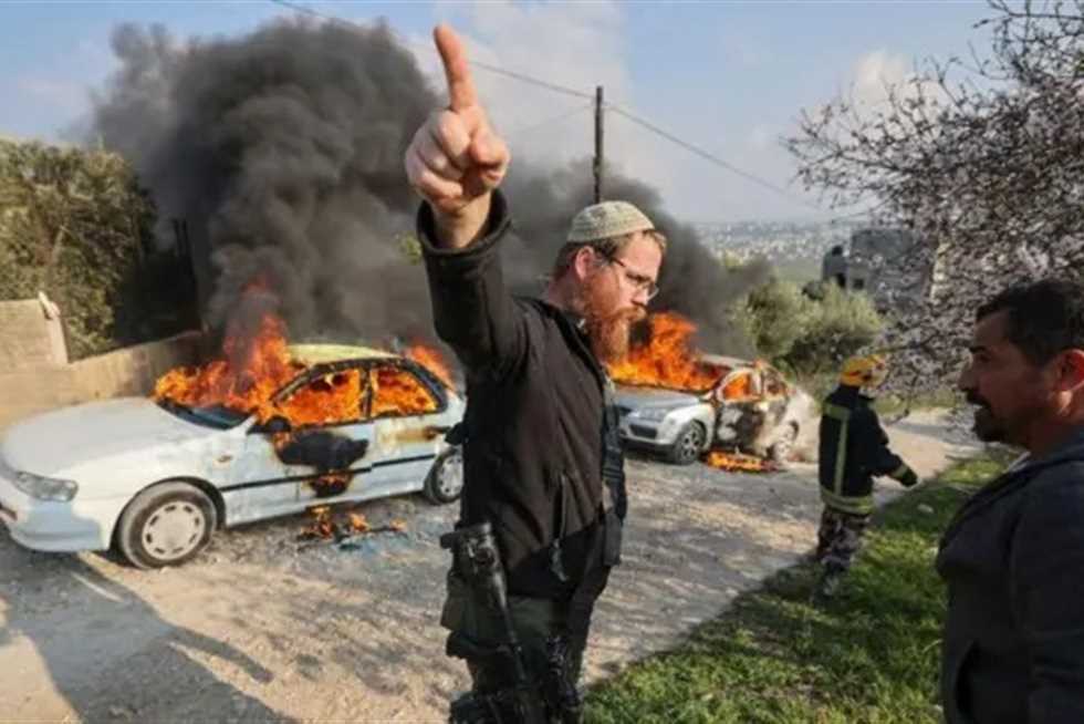 إصابة فلسطينيين في هجوم لعشرات المستوطنين على سكان قرية جنوب الخليل بـ الضفة