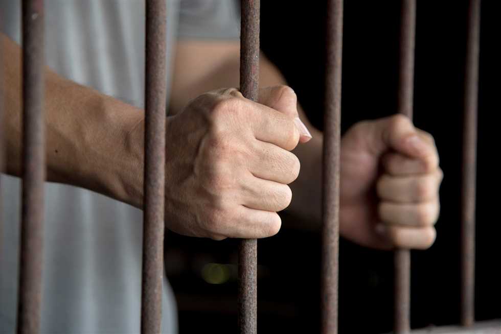طلب مبالغ مالية وإقامة علاقة جنسية مع طفلتين.. سجن مشدد لعاطل بتهم التهديد والابتزاز