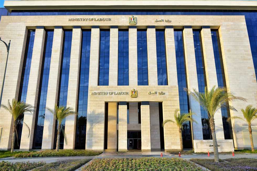 عودة مؤقتة لـ «الطلبات الورقية».. وزارة العمل تعلن تعطل عدد من الخدمات الإلكترونية