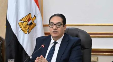 رئيس جامعة القاهرة يلتقي أساتذة وطلاب كلية الحقوق ويتابع أعمال التجديد والتحول الرقمي