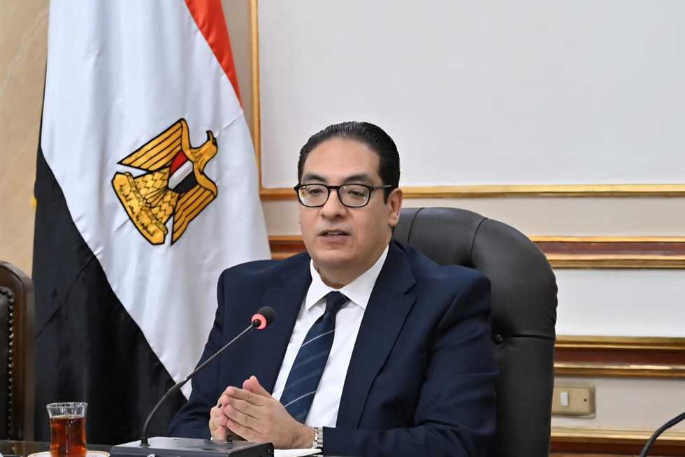 رئيس جامعة القاهرة يلتقي أساتذة وطلاب كلية الحقوق ويتابع أعمال التجديد والتحول الرقمي