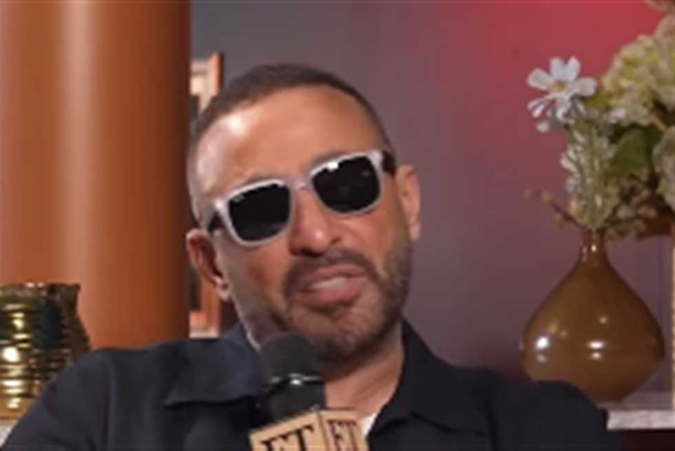اصطدام سيارة أحمد السقا بصبة خرسانية.. والفنان يعود إلى منزله سالمًا (تفاصيل)