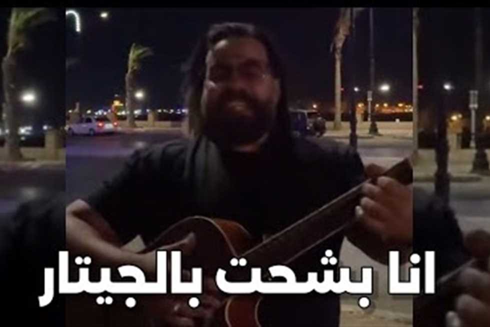 بسبب فيديو «أنا بشحت بالجيتار».. والد يقرر وقف ابنته من حضور دروس الموسيقى والجمهور: «أنتي بتشحتي»