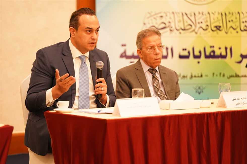 رئيس «الرعاية الصحية» يُلقي محاضرة تعريفية بامتيازات الأطباء بمنظومة التأمين الشامل