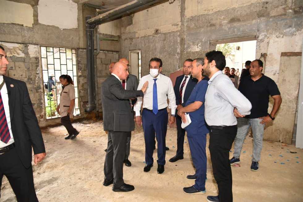 وزير الصحة يوجه بزيادة عدد الأطباء بمستشفى الهرم وإنهاء عقود شركتي النظافة والأمن (تفاصيل)