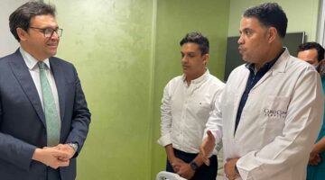 وزير الثقافة يزور المايسترو سليم سحاب بالمستشفى للاطمئنان على حالته الصحية