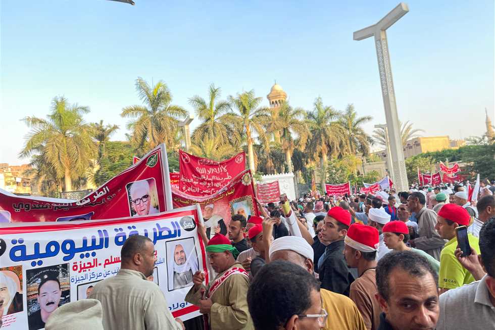 من مسجد الجعفري للحسين.. الأعلام والطبول تزين القاهرة في الزفة الصوفية احتفالًا بالمولد النبوي الشريف (صور)