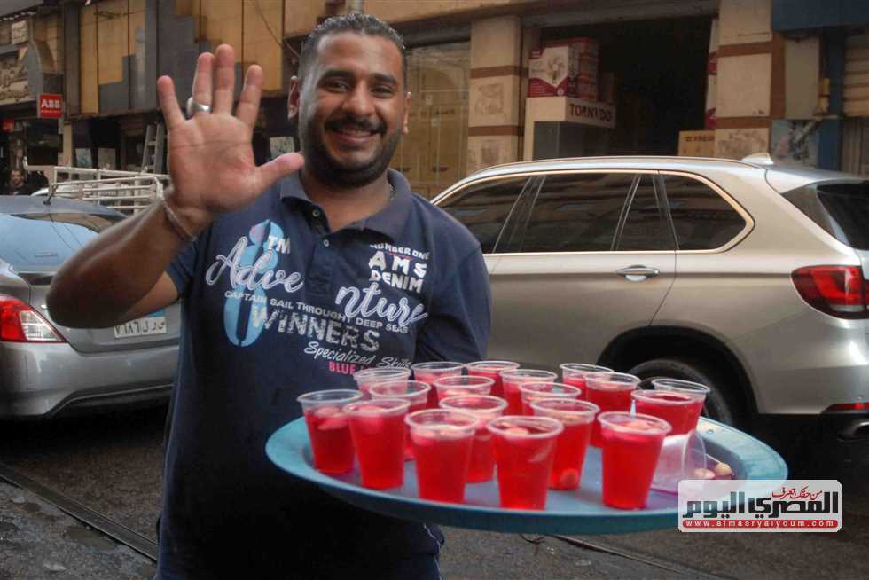 «اشرب وصلي ع النبي».. شوارع الإسكندرية تتزين بـ «الشربات بالموز والحلوى» احتفالاً بالمولد النبوي (صور)