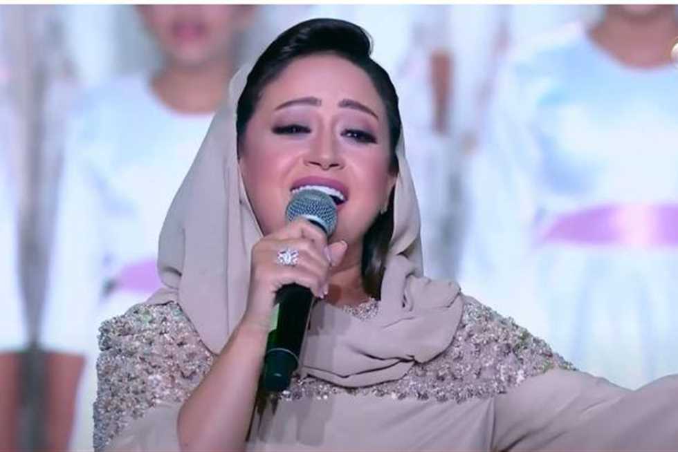 بـ طرحة وأكمام طويلة.. ريهام عبدالحكيم تحيي حفل مولد النبي أمام الرئيس السيسي (فيديو)