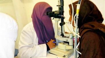 تقديم الخدمة الطبية بالمجان لـ1063 مريضاً في قافلة علاجية بالعاشر من رمضان