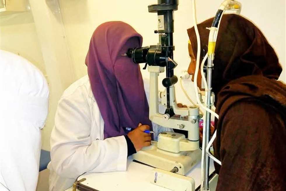 تقديم الخدمة الطبية بالمجان لـ1063 مريضاً في قافلة علاجية بالعاشر من رمضان
