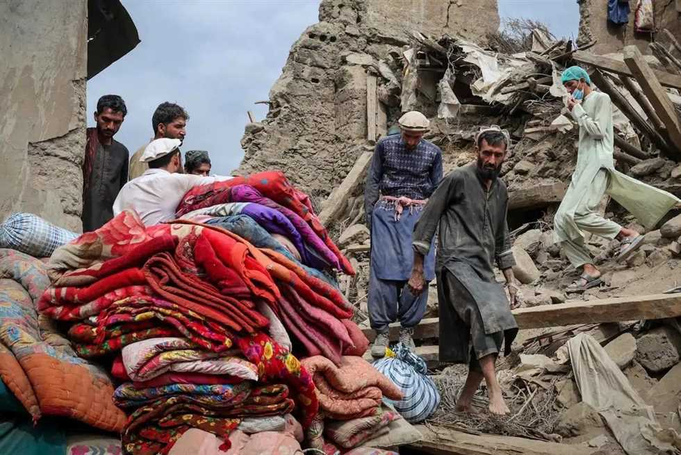 فارقن الحياة بسبب الحياء.. نساء أفغانيات تُركن تحت أنقاض الزلزال بسبب حرمانية لمس أجسادهن