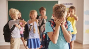 لا تتجاهلها.. 6 علامات تؤكد أن طفلك يتعرض للتنمر في المدرسة