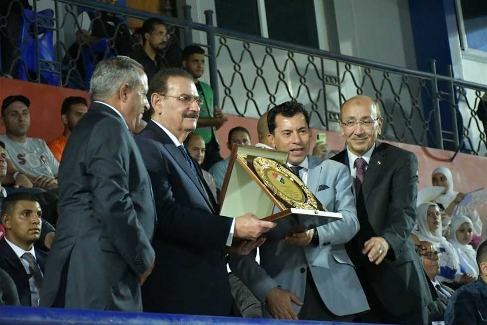 وزير الشباب والرياضة يكرم رموز اتحاد الشركات الراحلين بافتتاح دورة الأولمبياد ببورسعيد