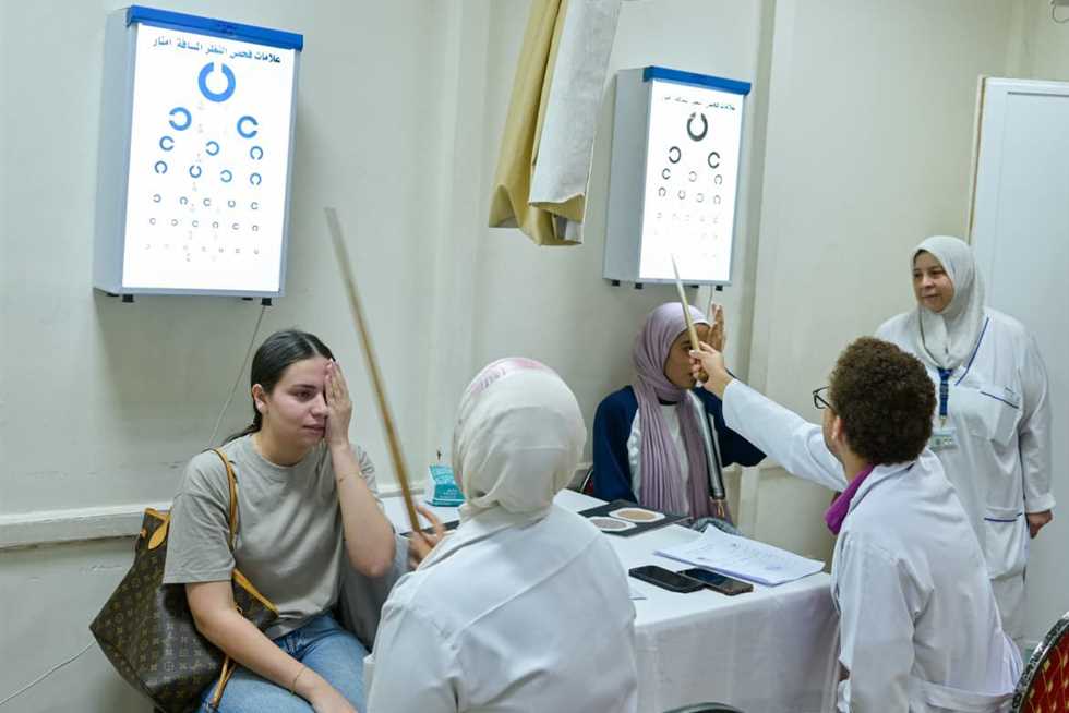 توقيع الكشف الطبي على الطلاب الجدد من ذوى الإعاقة بجامعة سوهاج