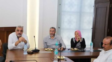 استعدادات لانطلاق المرحلة الثانية من سوق المزارعين «من الأرض إلى اليد» بالإسكندرية (صور)