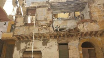 تهدد المارة.. إزالة أجزاء من عقار قديم في كوم الدكة بالإسكندرية
