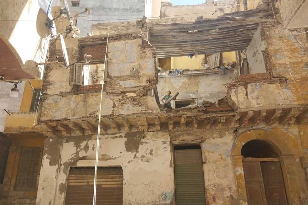 تهدد المارة.. إزالة أجزاء من عقار قديم في كوم الدكة بالإسكندرية