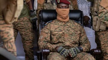 يحب كرة القدم ولا يفضّل المصافحة.. 14 معلومة عن زعيم بوركينا فاسو أصغر رئيس في العالم