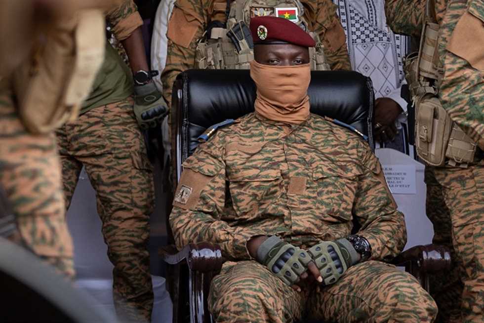 يحب كرة القدم ولا يفضّل المصافحة.. 14 معلومة عن زعيم بوركينا فاسو أصغر رئيس في العالم