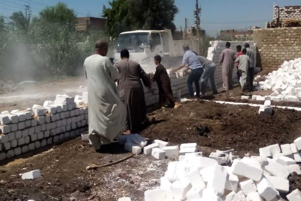 إزالة فورية لحالتي بناء مخالف على أرض زراعية بقرية الشعانية في نجع حمادي