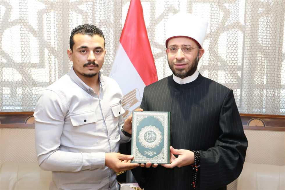 تضحياته ستبقى رمزا للفداء.. وزير الأوقاف يستقبل نجل «شهيد الشهامة» خالد شوقي
