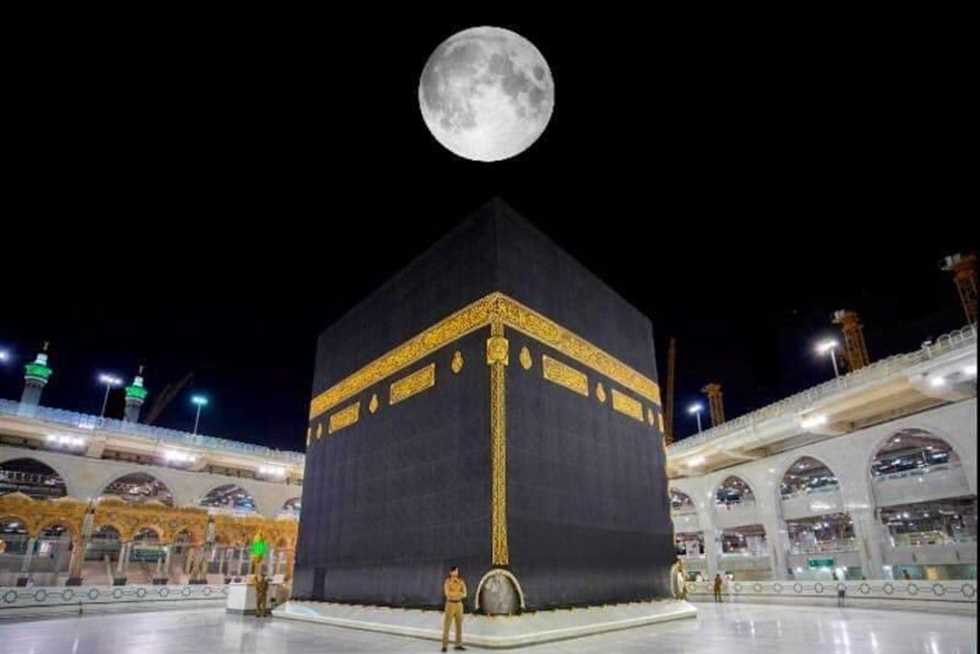 مشهد فلكي نادر اليوم الجمعة.. القمر الأحدب يتعامد على الكعبة المشرفة (صور)