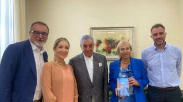 تكريمًا لمسيرته العلمية.. تسليم زاهي حواس مفتاح «لاتينا» الإيطالية