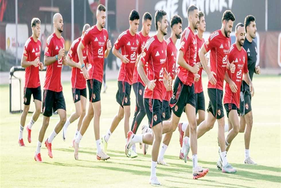 صدام بين الأهلي ونجمه.. أحمد حسن يكشف التفاصيل