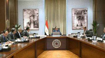 رئيس الوزراء يتابع الفرص الاستثمارية وملفات وزارة الصحة