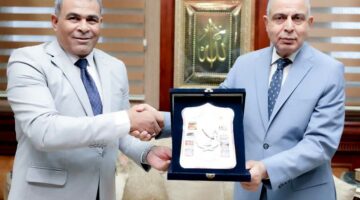 تقديرًا لجهوده.. محافظ المنيا يكرم وكيل وزارة التموين السابق