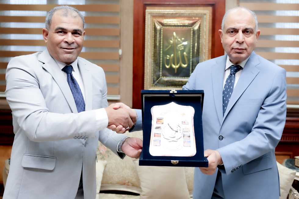 تقديرًا لجهوده.. محافظ المنيا يكرم وكيل وزارة التموين السابق