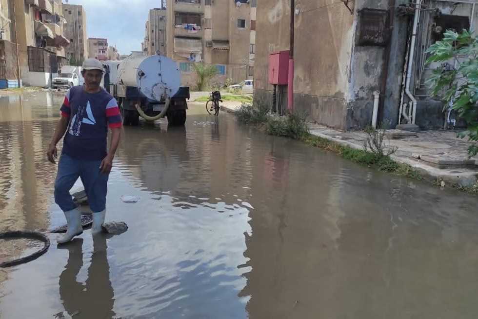 إصلاح كسر مفاجئ بماسورة مياه شرب في منطقة عمر بن عبدالعزيز ببورسعيد