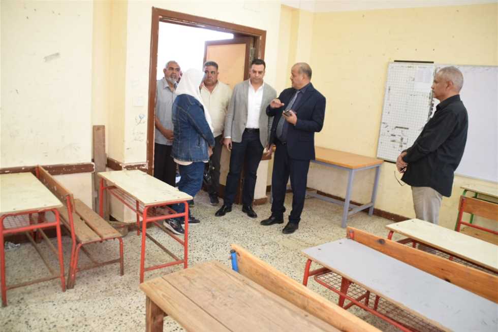 نائب محافظ بورسعيد يتابع أعمال الصيانة الشاملة بمدرسة قرية الفتح الأساسية
