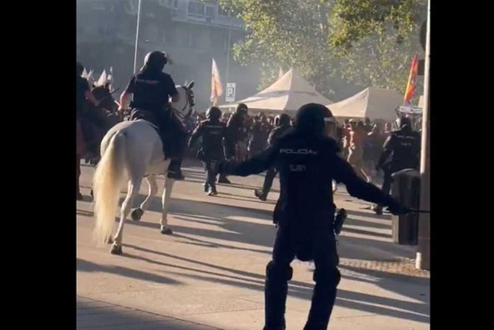 قبل مباراة ريال مدريد.. اشتباكات عنيفة بين الشرطة الإسبانية وجماهير مارسيليا الفرنسي (فيديو)