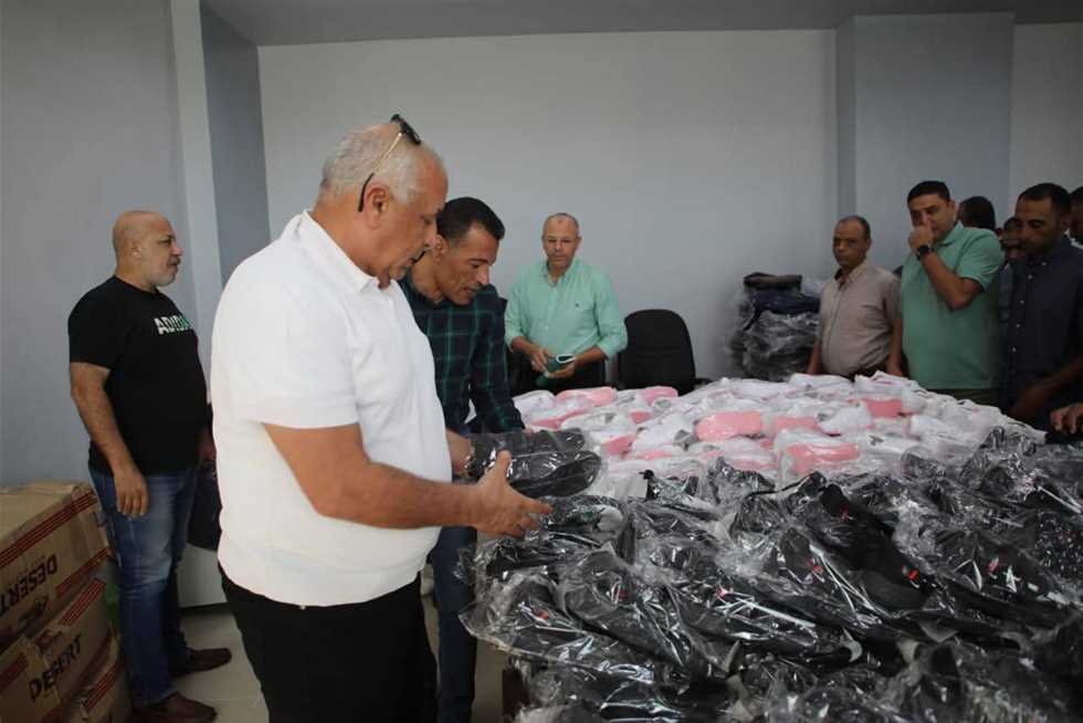 محافظ الوادي الجديد يتفقد معرض المستلزمات المدرسية للعاملين بمجمع المصالح الحكومية