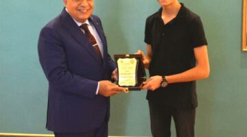 محافظ الدقهلية يكرّم الطالب مروان المغازي لحصوله على المركز الأول بـ«الدبلومات الفنية»
