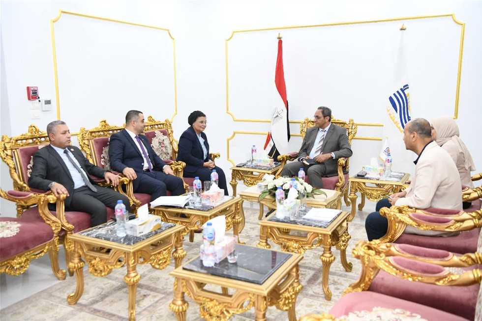 محافظ قنا يبحث مع نائب وزير الصحة الخطة العاجلة للسكان والتنمية «2025-2027» (تفاصيل)