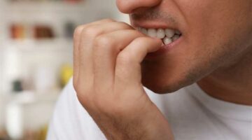 قد يتسبب في إصابتك بـ«السالمونيلا».. طبيب من «هارفارد» يُحذر من قضم الأظافر