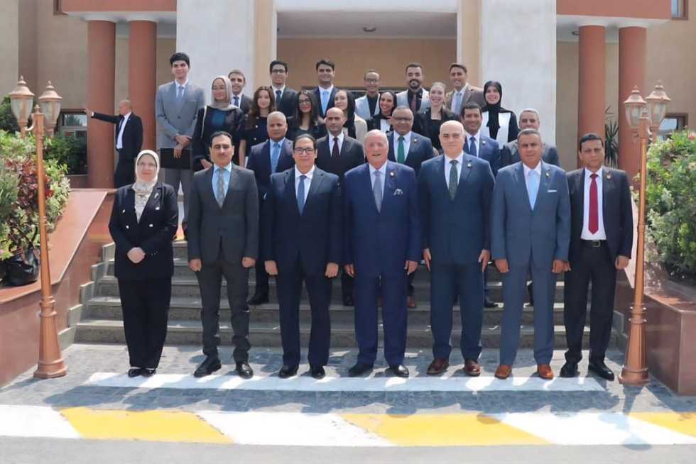 رئيس جامعة القاهرة وأمين عام مجلس الدفاع الوطني يشهدان حفل ختام التدريب الصيفي