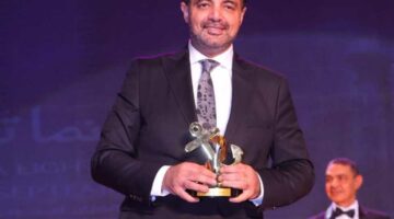 أشعر بالفخر.. عمرو محمود ياسين يتسلم درع تكريم والده من مهرجان بورسعيد السينمائي