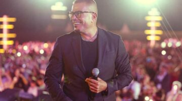 عمرو دياب يحيي أضخم حفلاته بسفح الأهرامات (صور)
