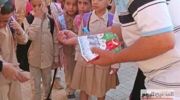 مدير مدرسة بكفر الشيخ يوزع أقلام رصاص وعصائر على تلاميذ الصف الأول الابتدائي