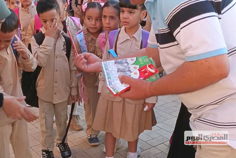 مدير مدرسة بكفر الشيخ يوزع أقلام رصاص وعصائر على تلاميذ الصف الأول الابتدائي