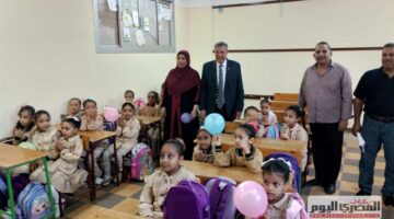 بالورود والحلوى والبلالين وأعلام مصر.. مدارس البحيرة تستقبل التلاميذ في أول أيام الدراسة