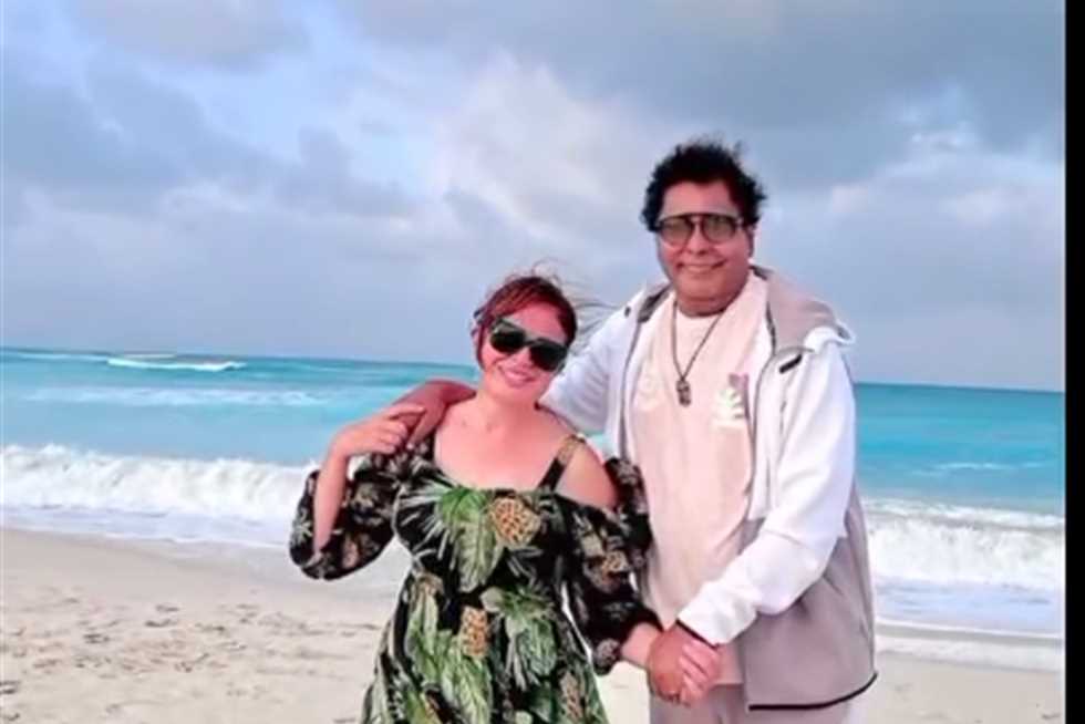 على أنغام «أنا بعشق البحر».. إلهام شاهين ومحمد منير في أحدث ظهور على الشاطئ